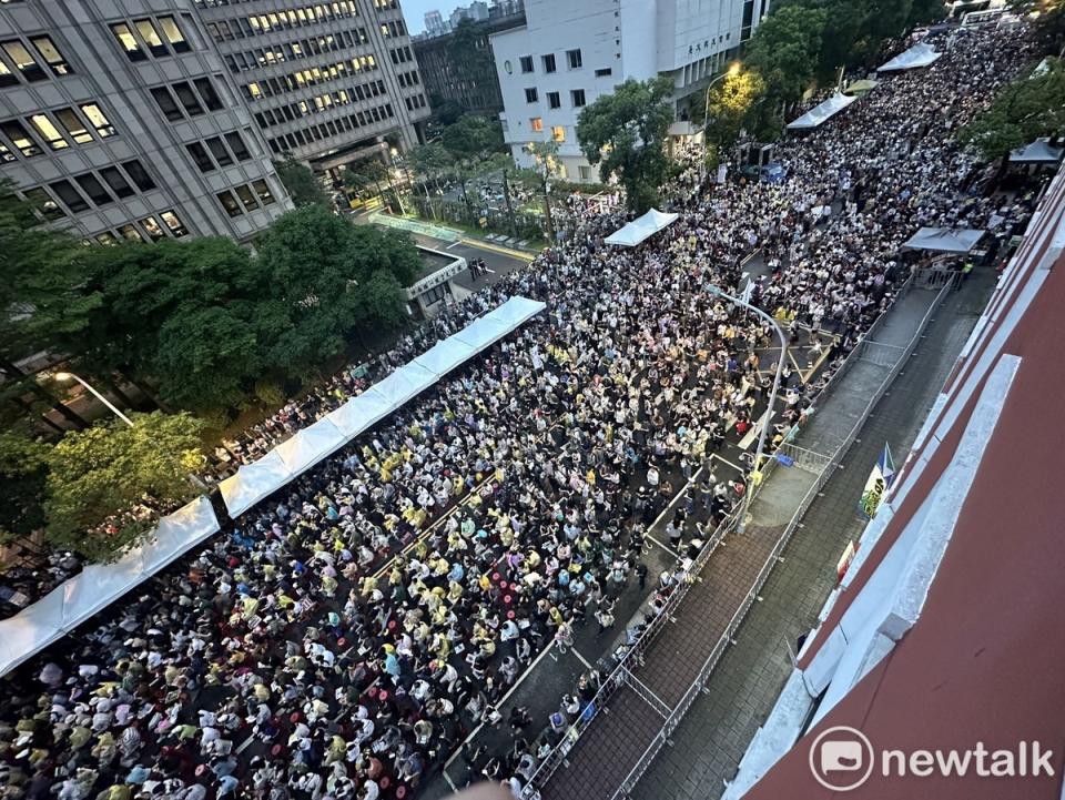 晚間6時，主辦單位宣稱現場已有5萬民眾。   圖：張良一/攝