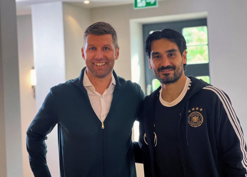 Thomas Hitzlsperger (links) und Ilkay Gündogan besprechen die Frage, wie sich die deutsche Elf in Katar positionieren sollte - auch bei gesellschaftskritischen Fragen. (Bild: SWR/NGLOW / Nick Golüke)