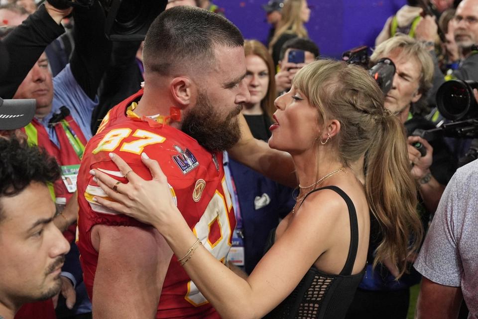 El tight end de los Chiefs de Kansas City Travis Kelce (87) habla con Taylor Swift después del Super Bowl 58 de la NFL contra los 49ers de San Francisco el domingo 11 de febrero de 2024, en Las Vegas. Los Chiefs ganaron 25-22. (Foto AP/John Locher)