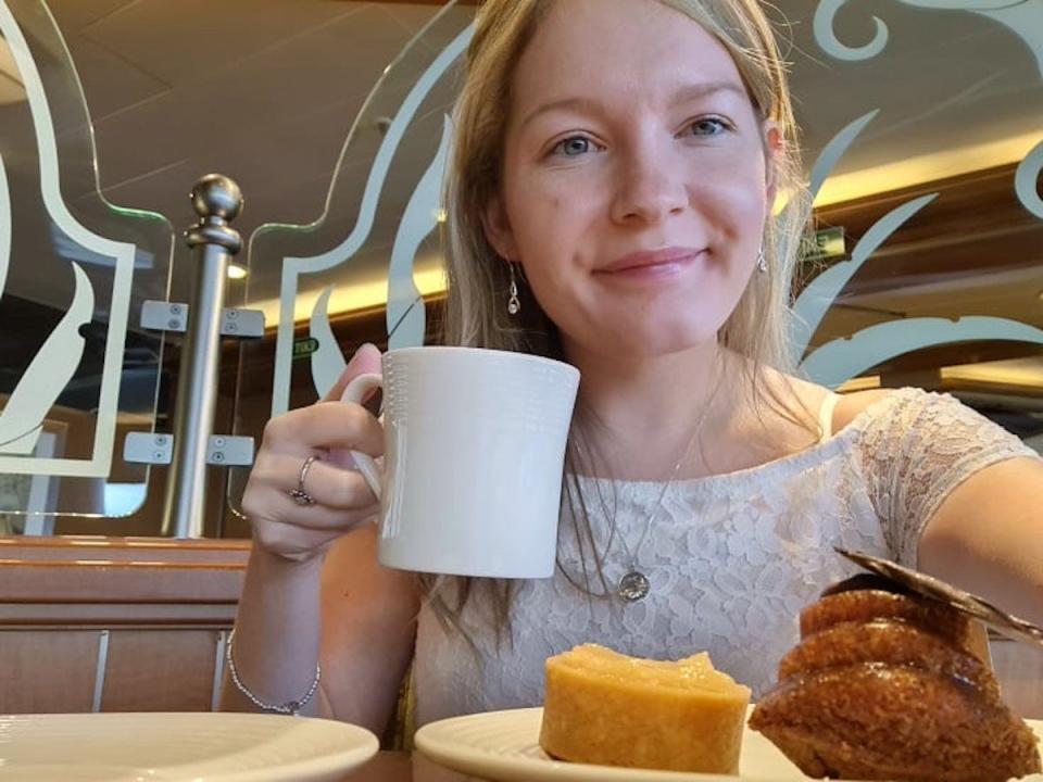 mikhaila cruise buffet selfie