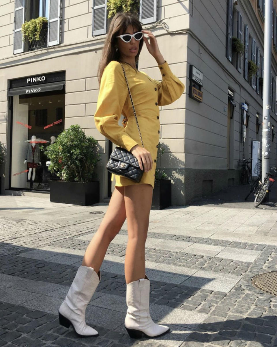 También puedes optar por las botas estilo cowboy para ir de festival o simplemente para presumir de estilazo como hizo la modelo Tina Mustapić por las calles de Milán. Las suyas eran de & Other Stories. (Foto: Instagram / <a href="https://www.instagram.com/p/B22G-uQBCuM/" rel="nofollow noopener" target="_blank" data-ylk="slk:@tmustapic;elm:context_link;itc:0;sec:content-canvas" class="link ">@tmustapic</a>)