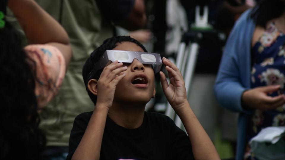 <div>SAN SALVADOR, EL SALVADOR - OCTOBER 14: A child observes the sun hidden by the moon at the sky using special glasses during an annular solar eclipse on October 14, 2023 in San Salvador, El Salvador. According to the Salvadoran Astronomy Association (ASTRO), the eclipse extends in several phases throughout the day and visible throughout the country. (Photo by APHOTOGRAFIA/Getty Images)</div>