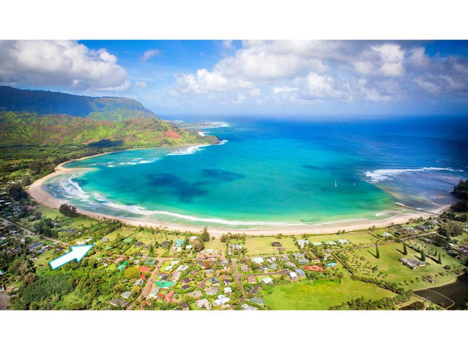 Knapp 30 Millionen Dollar verlangt Julia Roberts für ihr historisches Anwesen auf Hawaii: Das Haus liegt an Kauai's Nordküste in der Bucht von Hanalei. Der weiße Pfeil markiert das Grundstück der Hollywood-Schauspielerin auf diesem Bild.