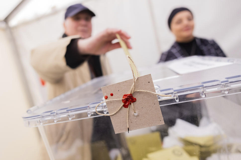 A voter casts his vote for Turkey's parliamentary and presidential election at the Consulate General of Turkey in Huerth near Cologne, Thursday, April 27, 2023. Turks abroad can vote for Turkey's parliamentary and presidential elections until May 9, 2023. (Rolf Vennenbernd/dpa via AP)