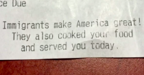 <p>Klare Kante gegen die Einwanderungspolitik der USA. Auf ihren Rechnungen schreibt dieses Restaurant, was Einwanderer dort alles für die Kunden machen: Sie kochen und bedienen die Gäste und vor allem machen sie das aus, was Amerika ist. Foto: Mashable. </p>