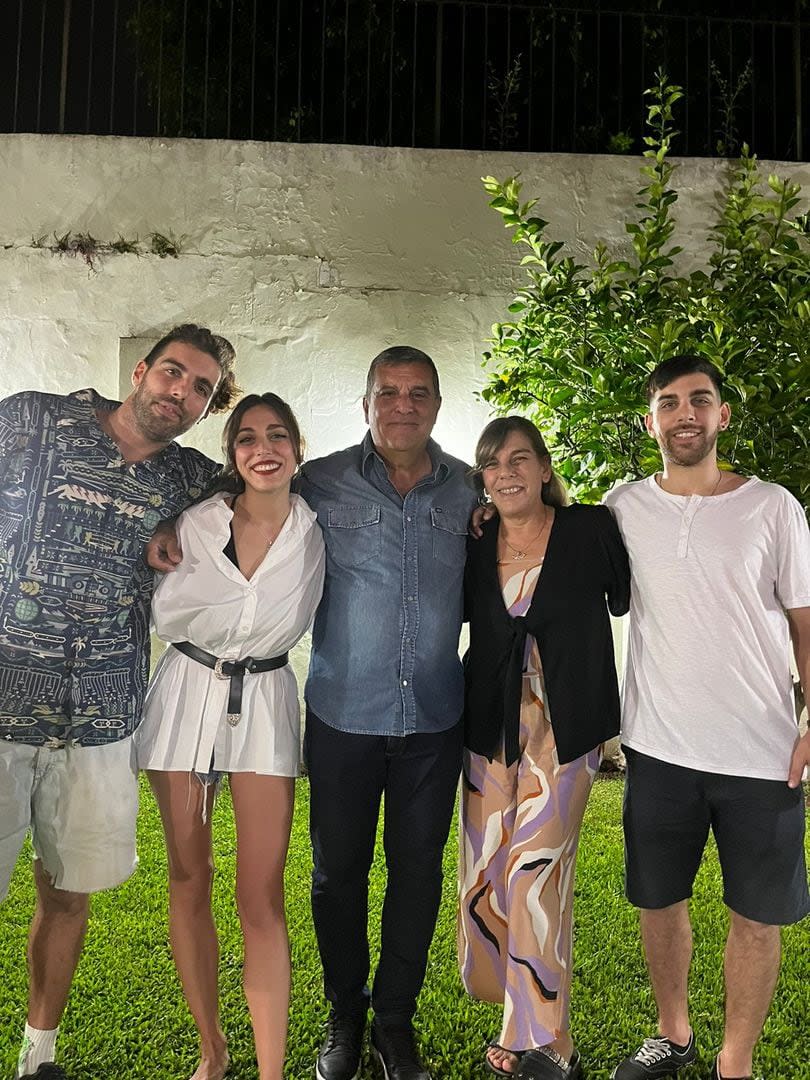 Rubén Bruno, junto con su señora y sus hijos Ezequiel, Nicolás y Constanza.