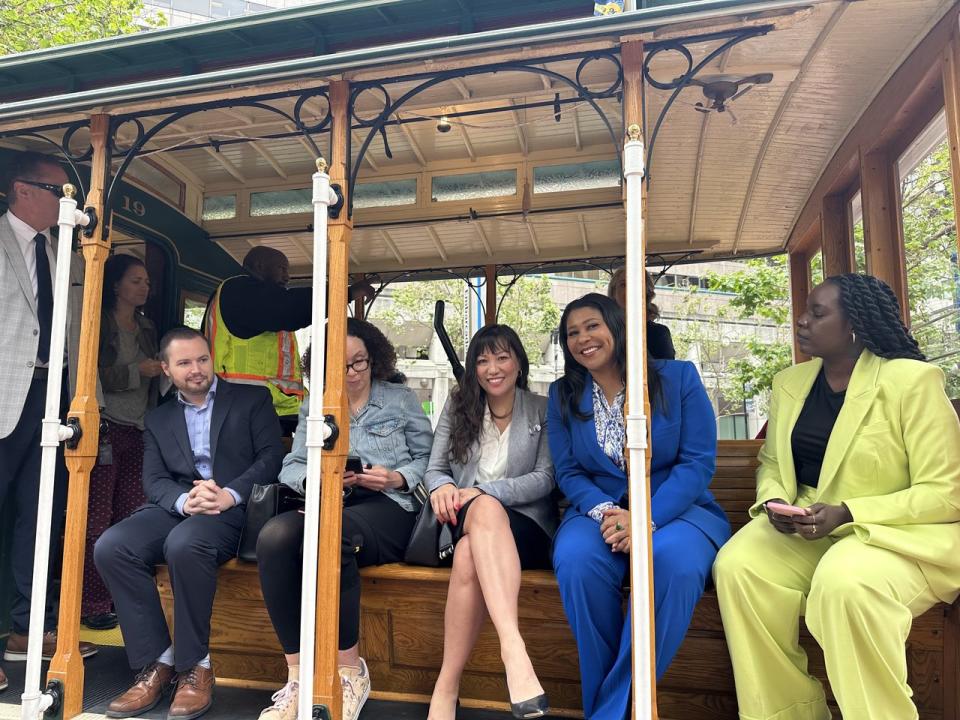 布里德市長（右二）與民選官員一起乘坐Big 19纜車沿著加州大街展開懷舊之旅。（記者李怡／攝影）