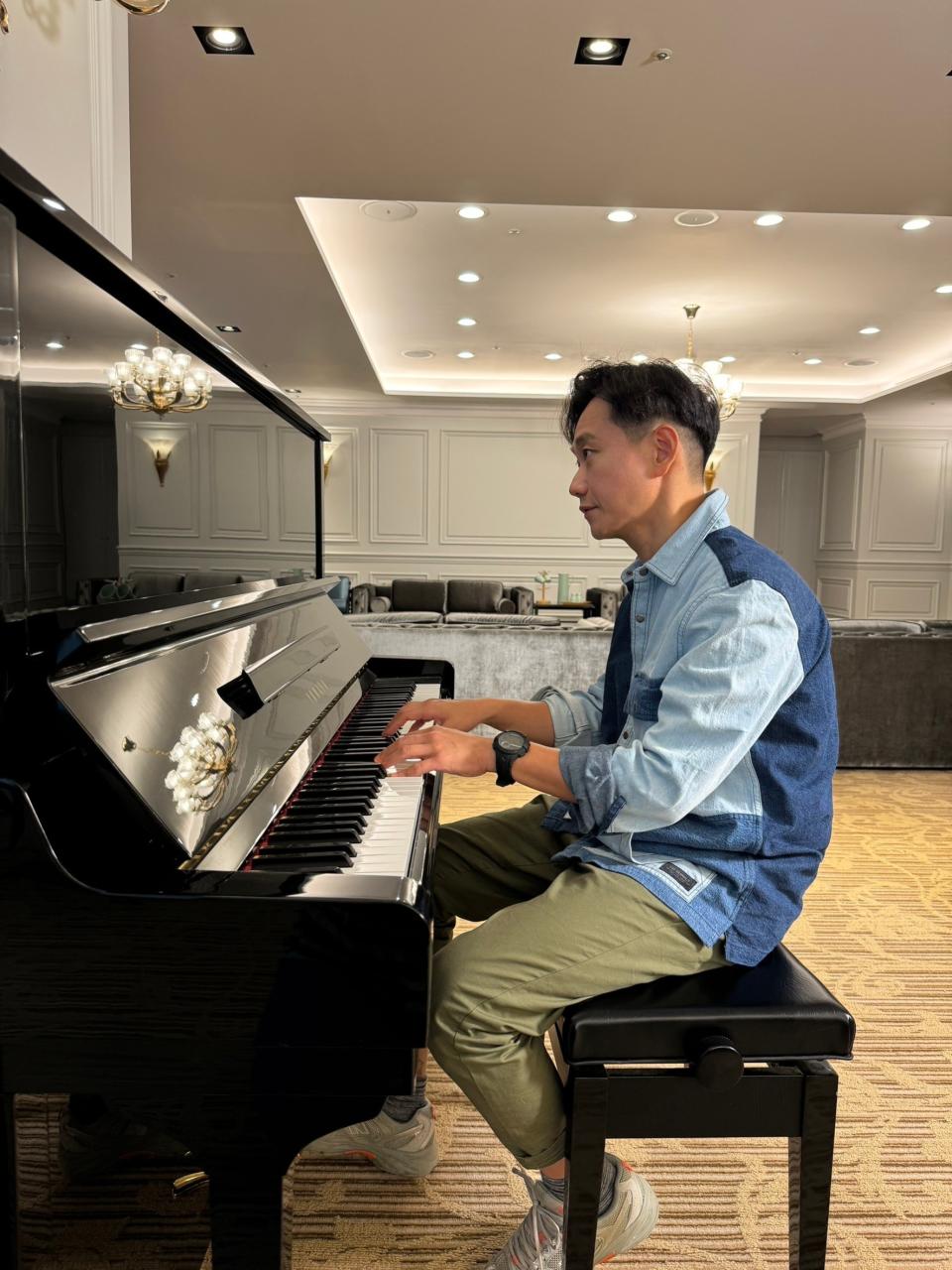 陳家逵《愛的榮耀》演出國民小舅舅，私底下更是鋼琴彈奏高手。（民視提供）