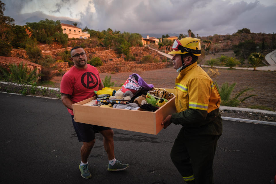 <p>En tiempo exprés, los residentes han acarreado sus objetos de valor y han huido de sus casas. (Photo by Andres Gutierrez/Anadolu Agency via Getty Images)</p> 