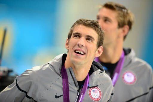 El nadador estadounidense en el último podio de su carrrea, tras ganar con sus compañeros el relevo 4x100m estilos, en Londres el 4 de agosto de 2012. ¿El Dream Team? Mejor hablar de varios equipos de ensueño, porque prácticamente nada ni nadie logró interponerse a los deportistas estadounidenses en su conquista de medallas en los Juegos Olímpicos de Londres-2012, calificados de "increíbles" por un diario local. (AFP | martin bureau)