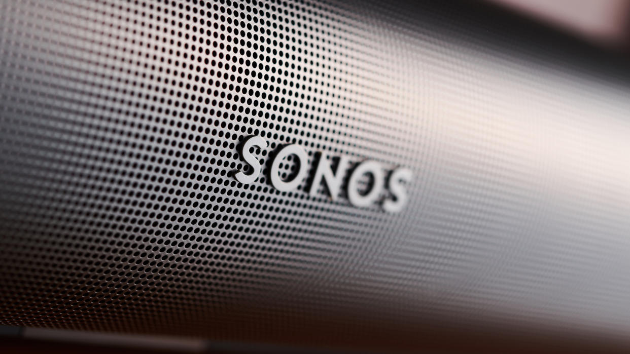  Sonos Arc logo close-up. 