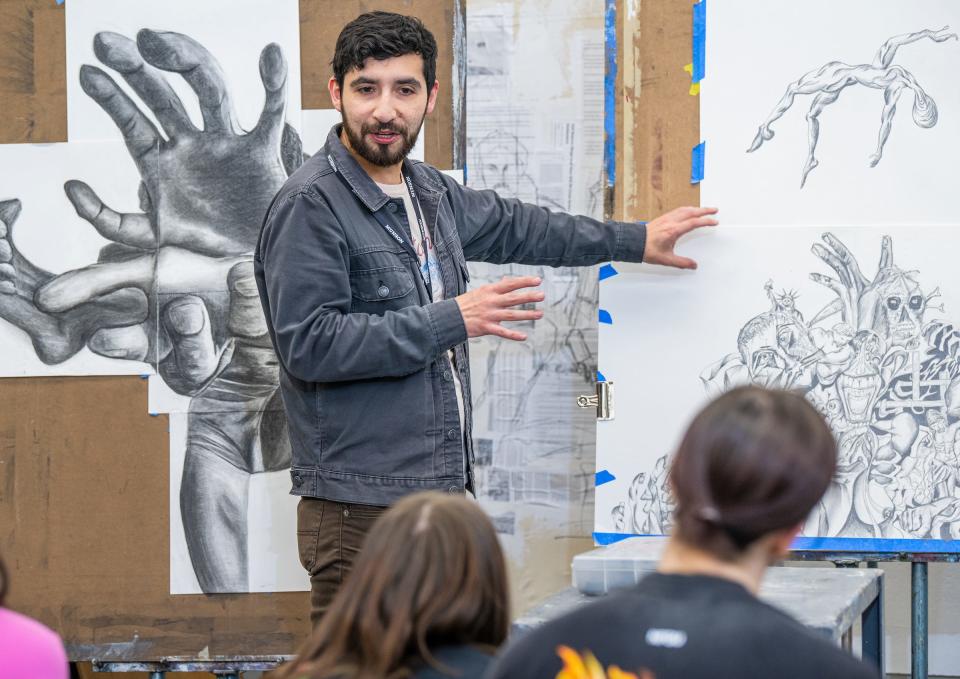 Pratt Munson artist-in-residence Felipe Lopez teaches a drawing class at the college.