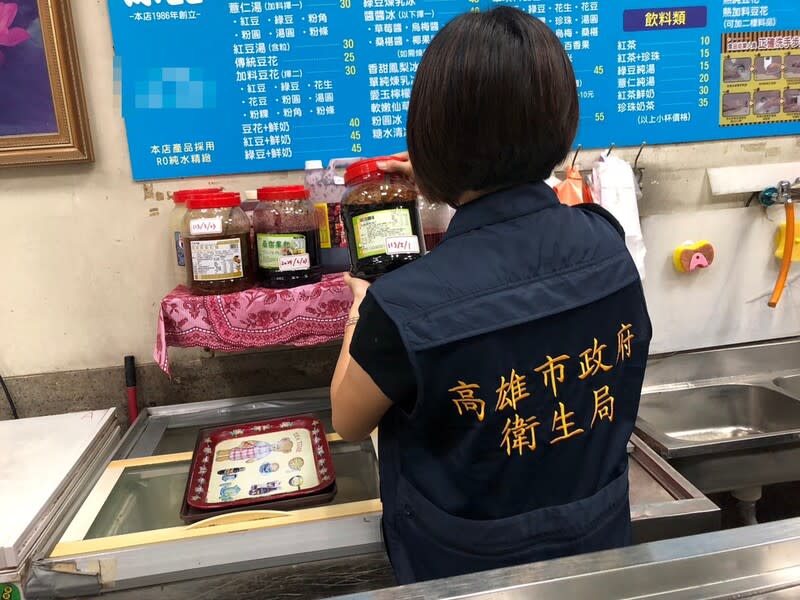 高雄衛生局人員稽查問題冰店，研判其自製豆類及相關配料可能是環境污染致病源，已責令暫停作。（圖／高雄市衛生局提供）