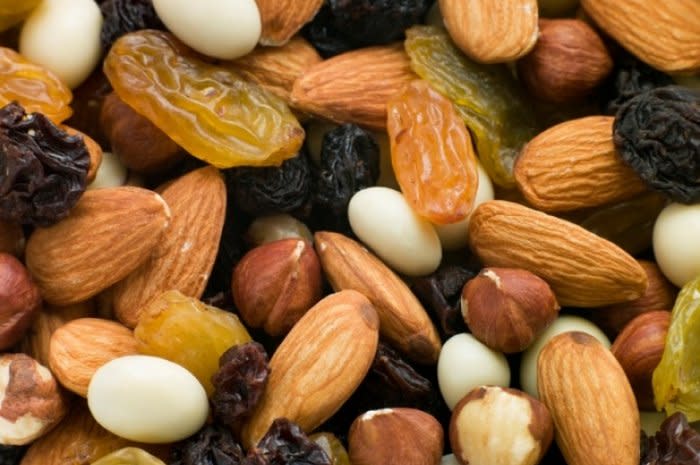 <p>Une fois de plus, on pourrait croire qu’il s’agit du snack sain par excellence. Cependant, les fruits secs sont souvent recouverts de dioxyde de soufre afin qu’ils conservent toute la fraicheur et la douceur de leur saveur, et le produit s’apparente donc davantage à des bonbons qu’à des fruits. Il s’agit tout de même d’une bonne source de vitamines et de fibres, mais surveillez les quantités.<br>[Photo : Getty] </p>