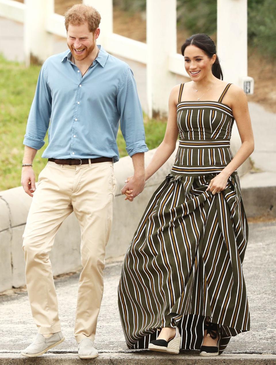 <p>La pareja llegó tempranito la mañana del viernes a la reconocida playa para participar de una ceremonia a lo surf. </p>