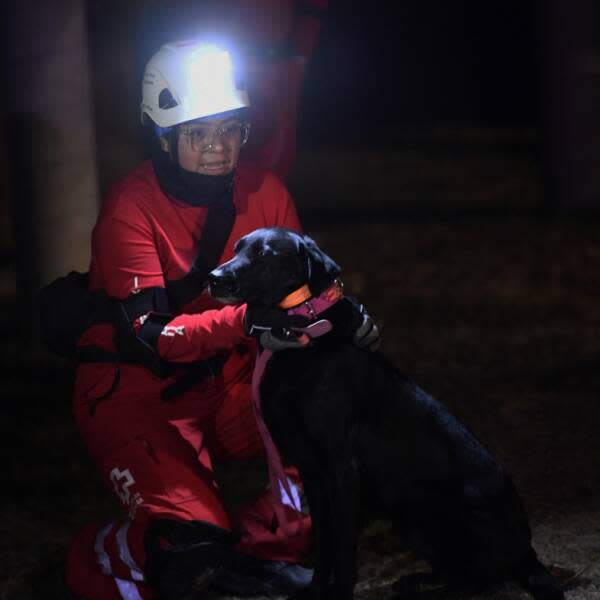 July entrena con la Cruz Roja de México para ser perrita rescatista. (Foto: Claudio Cruz | AFP)