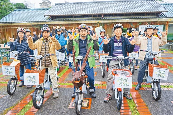 微型電動二輪車未來將全面納入強制保險才准上路。圖為2016年宜蘭縣推出「梅花迷路」低碳旅遊套票，遊客騎上電動二輪車優遊鄉間。（本報資料照片）