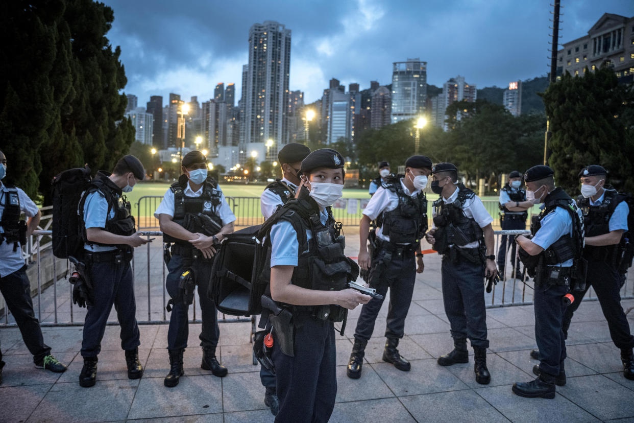 Agentes de policía montando guardia ante el parque Victoria de Hong Kong, cerrado en junio, en previsión del aniversario de las protestas de la plaza de Tiananmén de 1989. (Sergey Ponomarev/The New York Times)