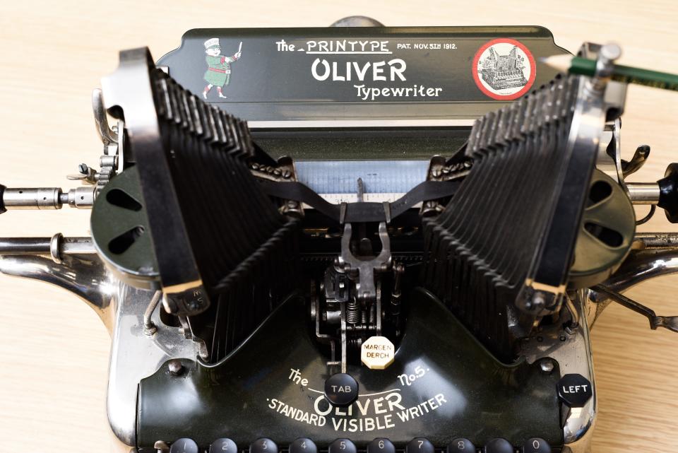 The Oliver Typewriter owned by Richard Polt uses a "batwing" design.