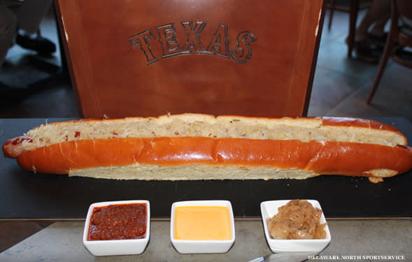 1. « Bratbino » (Rangers Ballpark) Cette saucisse bratwurst de 500 grammes mesure plus de 61 cm de long. Si vous avez vraiment un petit creux, vous pouvez demander de la choucroute, des piments, du fromage à nachos, des oignons grillés et des jalapenos en supplément.