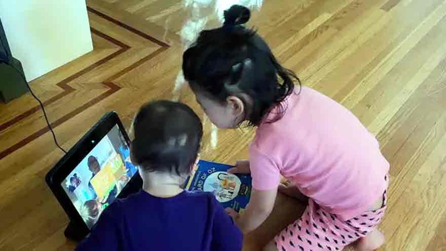 Las hijas de Mark Zuckerberg con un Facebook Portal. 