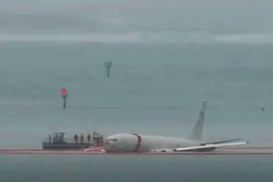 U.S. Navy plane in Hawaii waters