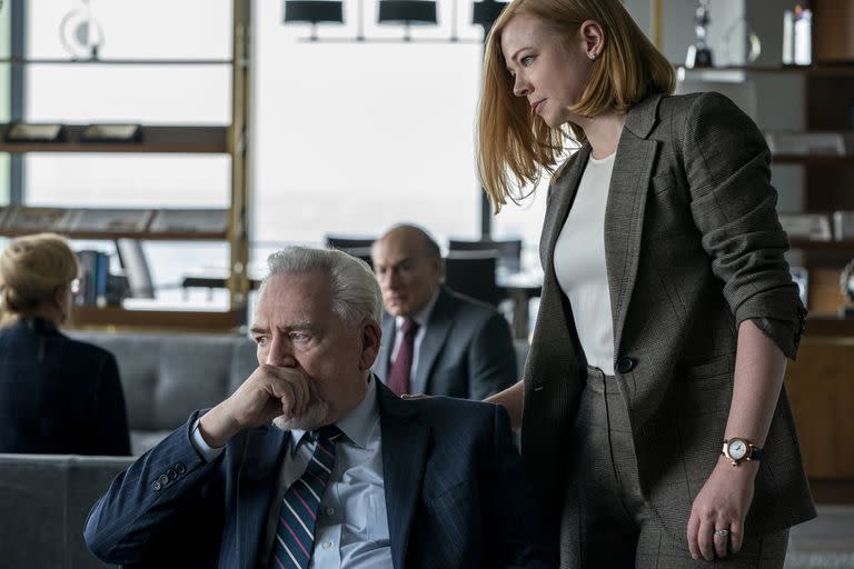 Cox junto a Sarah Snook, en el primer episodio de la tercera temporada