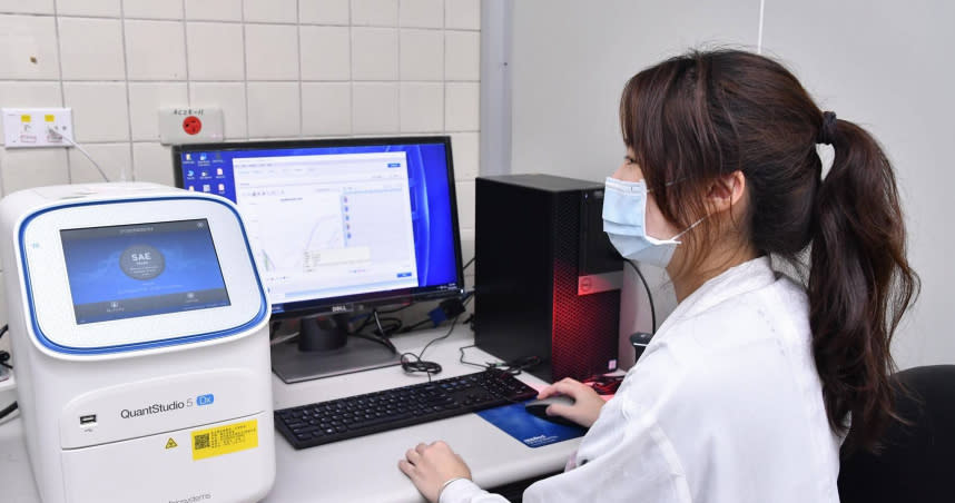 臺北榮總病理檢驗部同仁示範操作，可快速識別變種病毒株的即時聚合鏈鎖反應(real time PCR)。（圖／業者提供）