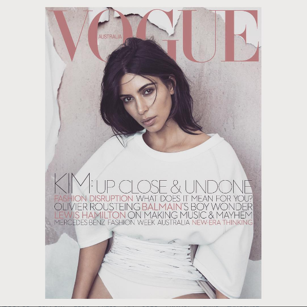 <p>Kim K. est la reine incontestée des tenues avant-gardistes mais ce look corset blanc enfilé sur une chemise Yeezy blanche ne fonctionnerait pas dans la vraie vie. Essayez un peu de marcher dans la rue avec cette tenue et vous recevrez plus de regards bizarres que d'applaudissements. (Photo : kimkardashian via Instagram)</p>