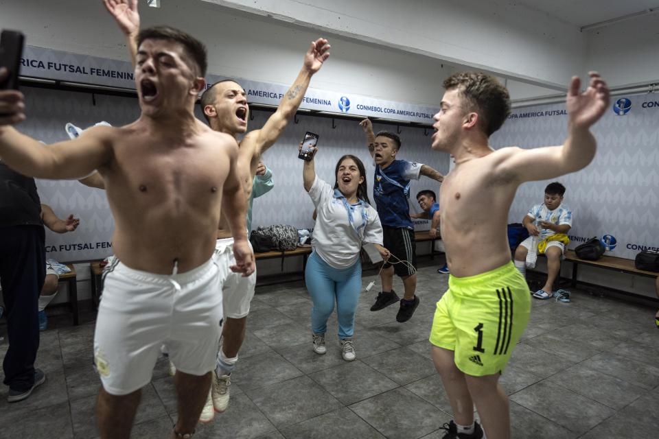 La selección argentina festeja su triunfo ante Perú en el Mundial de Talla Baja en Buenos Aires, el 9 de noviembre de 2023 (AP Foto/Rodrigo Abd).