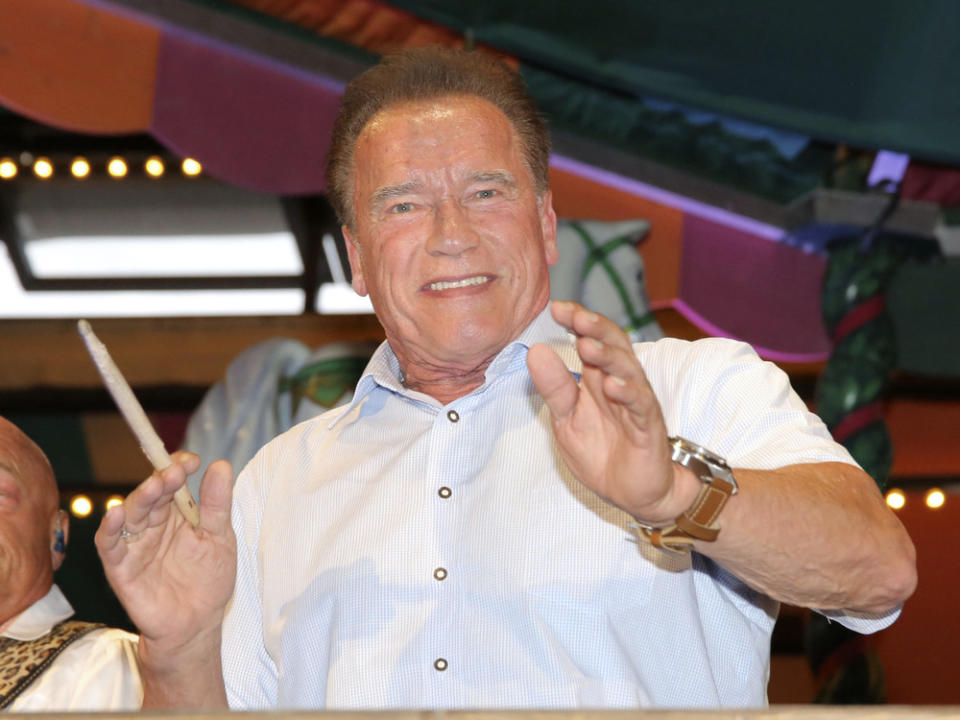 Arnold Schwarzenegger dirigiert im Marstall Festzelt auf der Wiesn (Bild: imago images/Future Image)