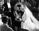 El enlace real de Mónaco más recordado es, obviamente, el de Rainiero y Grace Kelly. La estrella de Hollywood se convirtió en princesa el 10 de abril 1956 en una boda de ensueño. Para la ocasión, eligió un vestido diseñado por Helen Rose. (Foto: AP).