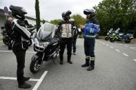 "Surveillez vos trajectoires": une quinzaine de motards enchaînent les virages sur des routes bucoliques de Haute-Garonne, encadrés par six gendarmes, qui leur dispensent conseils et encouragements (AFP/Valentine CHAPUIS)