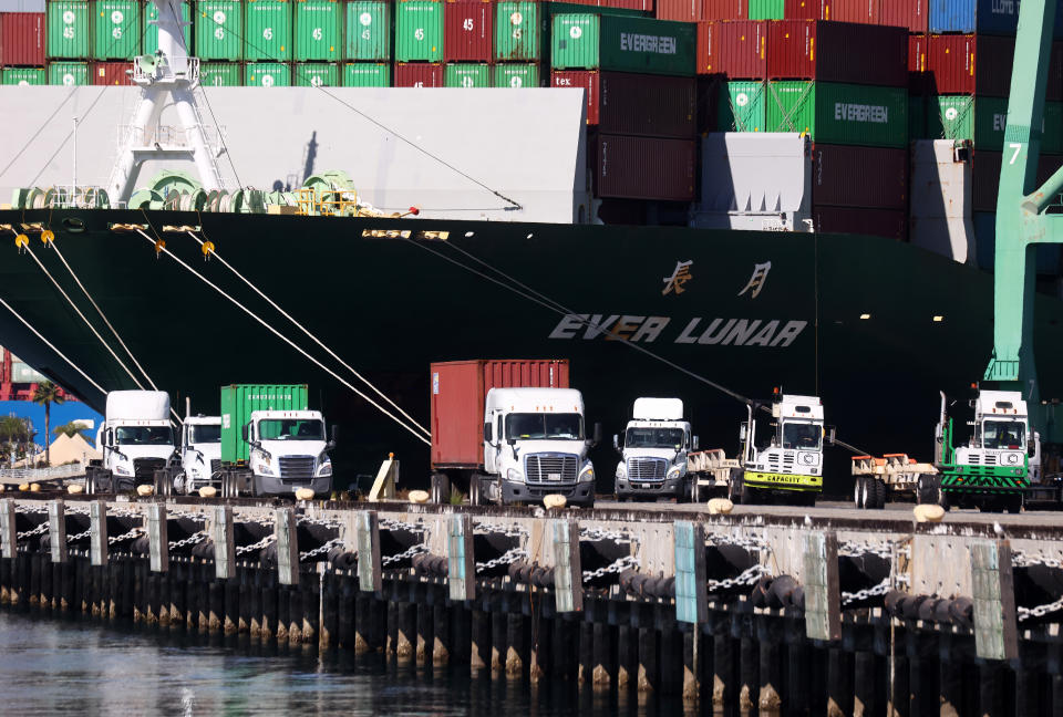 高盛指，美國港口擠塞情況也會改善，那意味著貨櫃運費會下降，很可能令物價升幅減少。