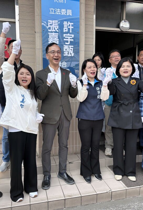 許宇甄、張嘉郡雲林聯合服務處揭牌  朱立倫出席 國民黨雲林縣黨部28日舉行新春團拜暨立委許宇甄 （前右2）、張嘉郡（前左）聯合服務處揭牌儀式， 黨主席朱立倫（前左2）出席。前右為雲林縣長張麗 善。 （國民黨雲林縣黨部提供） 中央社記者黃國芳傳真  113年2月28日 