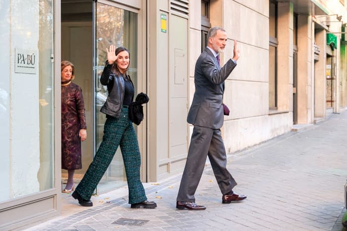 Don Felipe y doña Letizia salen del restaurante en el que han celebrado el 60 cumpleaños de la infanta Elena