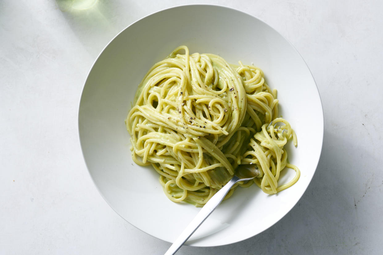 Pasta con palta, una receta de “Latinísimo: Recetas caseras de los veintiún países de América Latina” (David Malosh/The New York Times)