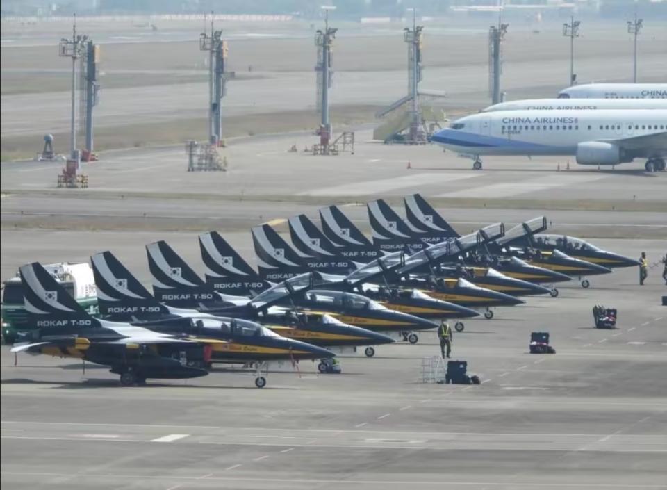 韓國空軍黑鷹特技飛行表演隊T-50教練機降落高雄小港國際機場   圖:翻攝自騰訊網