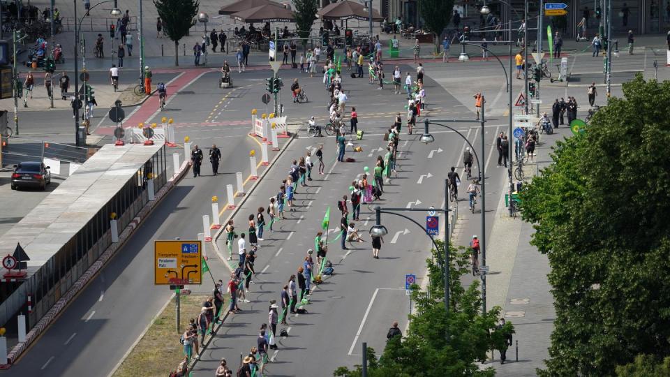 Die Menschenkette in Berlin - hier in der Nähe des Alexanderplatzes - soll neun Kilometer lang sein.