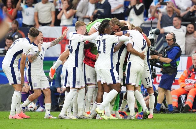 England's players embrace Jude Bellingham after his goal against Slovakia