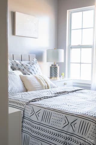 <p><a href="https://casawatkinsliving.com/scandi-glam-bedroom-refresh/" data-component="link" data-source="inlineLink" data-type="externalLink" data-ordinal="1">Casa Watkins Living</a></p>