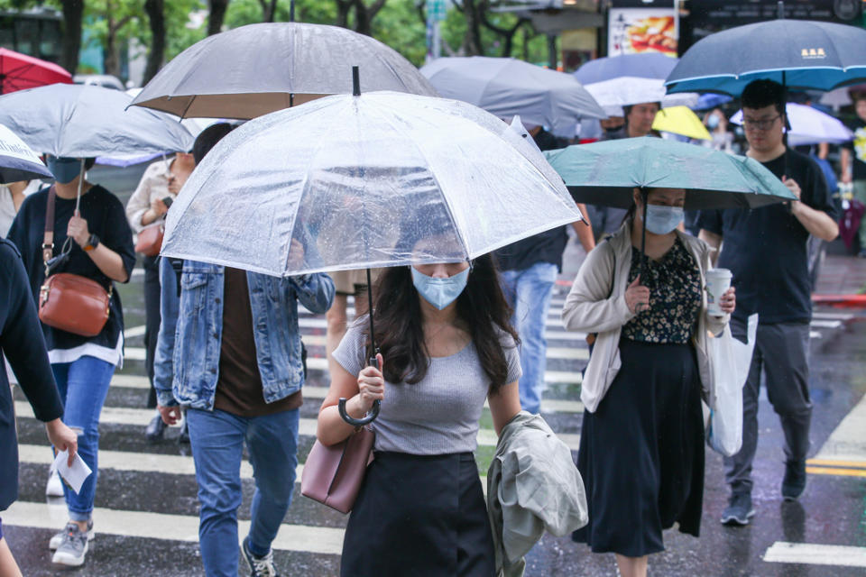 今天至周四台灣處在熱力不穩定環境，午後山區有局部陣雨或雷雨，易有強對流發展。（羅永銘攝）