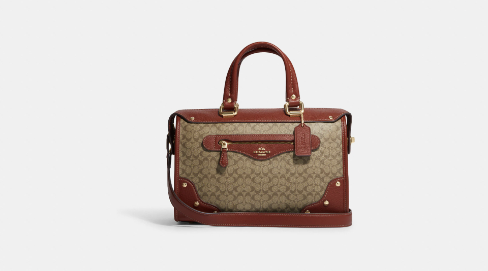 Bolso satchel Millie de lona con el monograma de la marca.(Foto: Coach Outlet.)