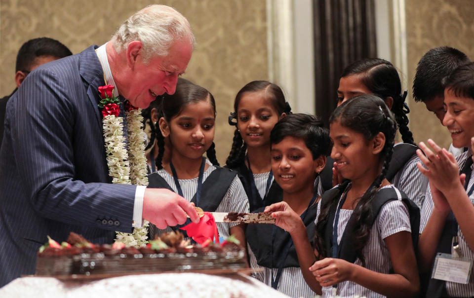 Incluso un día después de su llegada, la hinchazón permanecía tal como se ve en esta imagen. Coincidiendo con su 71 cumpleaños, compartió una tarta con los niños. (Foto: Francis Mascarenhas / Reuters)