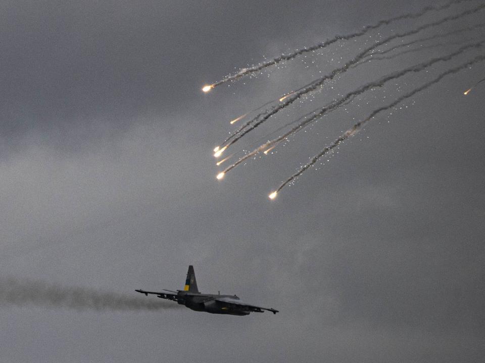 Ukrainian Air Force jet shoots off flares over Bakhmut