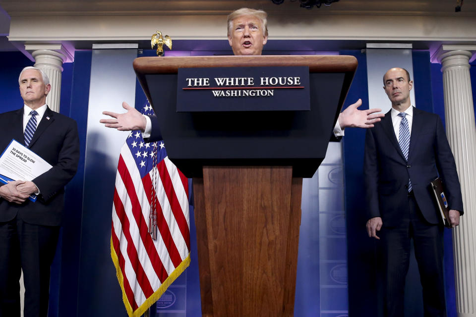 El presidente de Estados Unidos, Donald Trump, en una rueda de prensa en la Casa Blanca, junto al vicepresidente Mike Pence (izquierda), y el secretario de Empleo Eugene Scalia (derecha). (Foto: AP Photo/Alex Brandon)