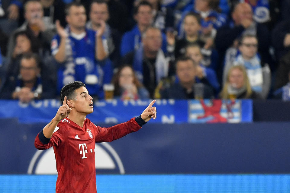 El volante colombiano James Rodríguez festeja tras marcar el primer gol en la victoria 2-0 del Bayern Múnich ante Schalke en la Bundesliga, el sábado 22 de septiembre de 2018. (AP Foto/Martin Meissner)