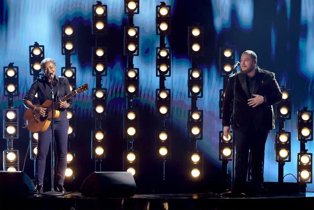 <p>Kevin Winter/Getty</p> Luke Combs and Tracy Chapman performing 'Fast Car'