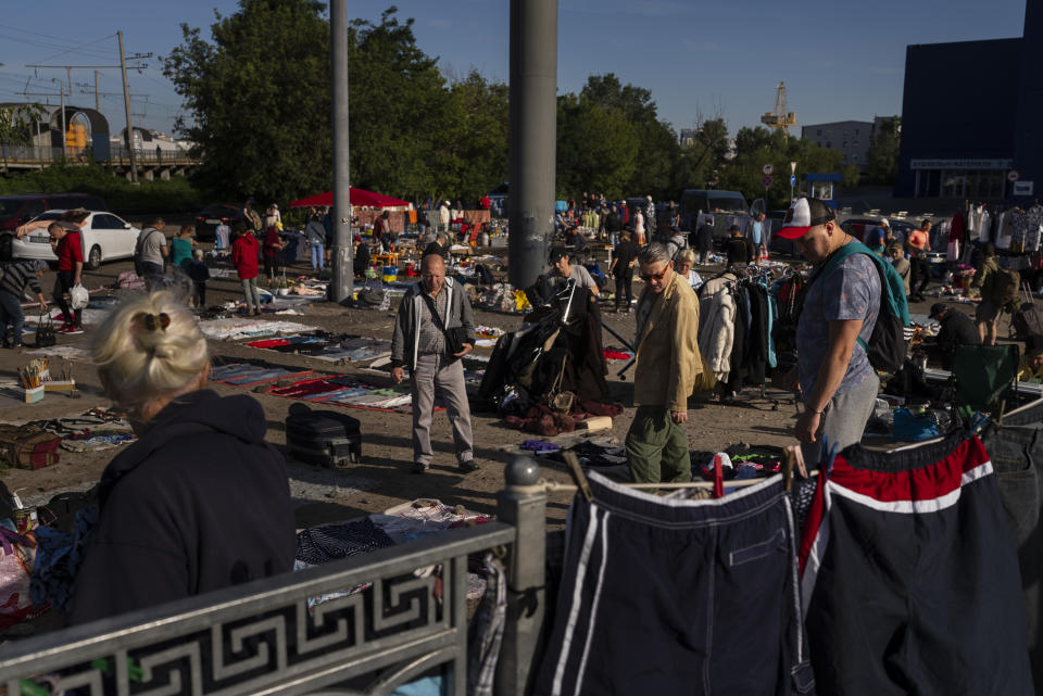 Compradores llenan un mercadillo en Kiev, Ucrania, el 9 de julio de 2023. El vecindario de Pochaina de la capital ucraniana cobra vida cada fin de semana cuando cientos de personas acuden en masa a su famoso mercadillo en busca de tesoros. Cazadores de antigüedades, coleccionistas y muchos otros buscan entre filas que parecen interminables de baratijas y artículos desgastados por el paso del tiempo. (AP Foto/Jae C. Hong)