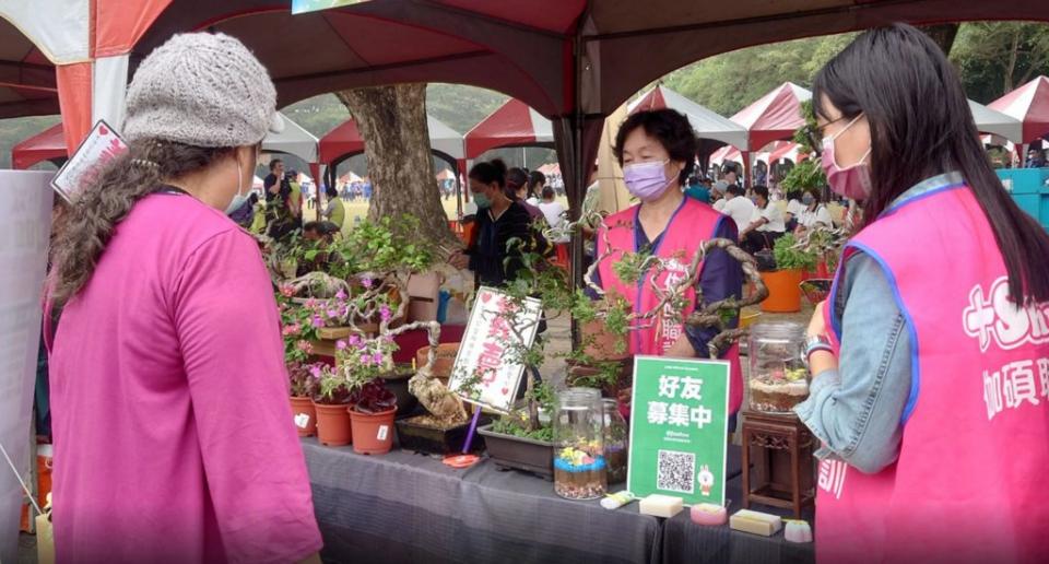 園藝植栽品等職訓成果展示，在義賣時就相當受到民眾歡迎。（勞工局提供）